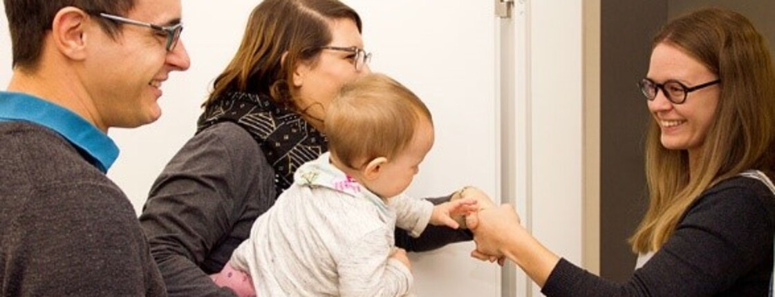 Familienhelfer*in kommt zur Familie