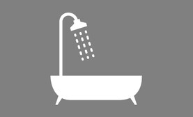 im Zimmer ist ein Bad mit WC